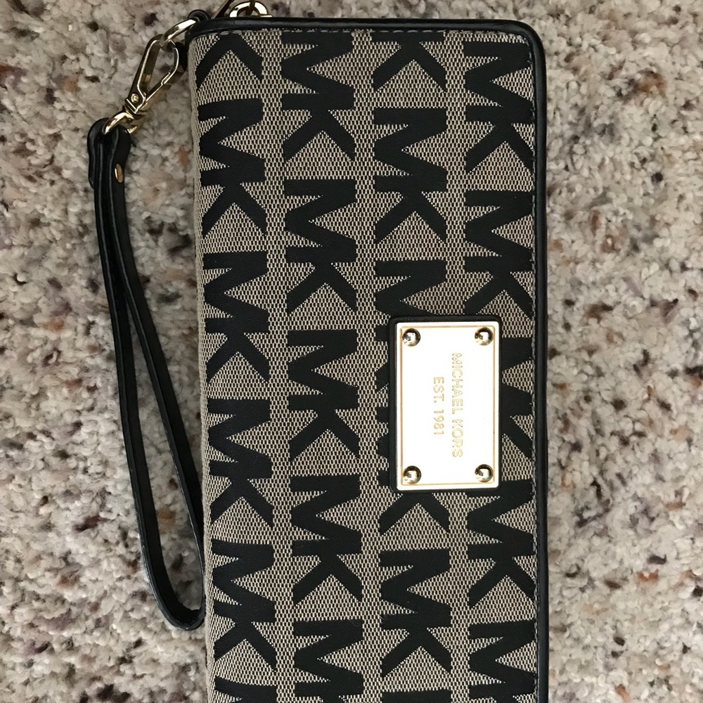 MIcHael Kors Wallets ( wristlet )